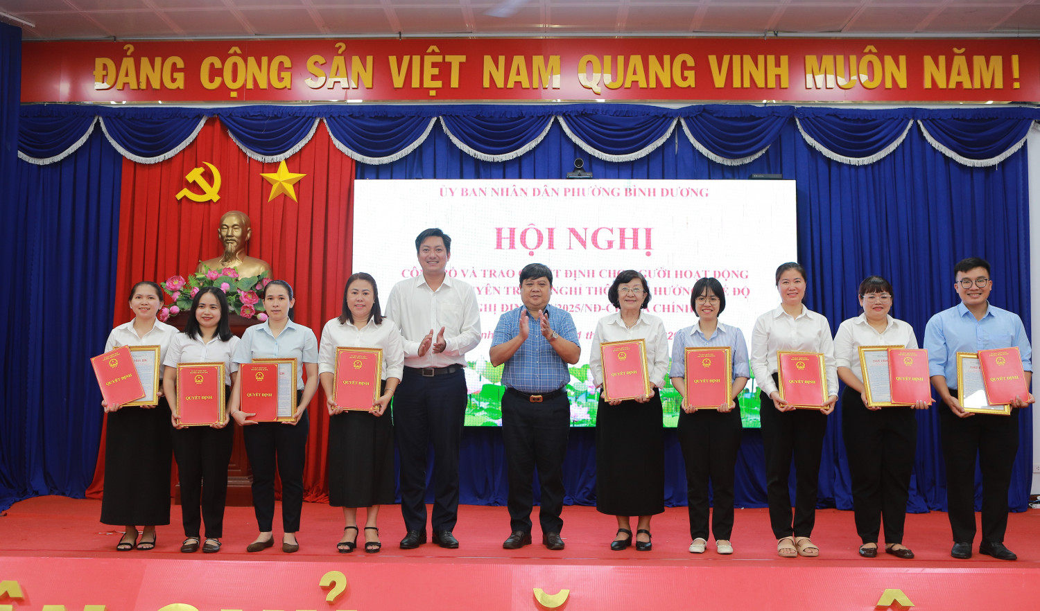 Lãnh đạo phường Bình Dương gặp mặt, động viên và chia tay đội ngũ người hoạt động không chuyên trách.