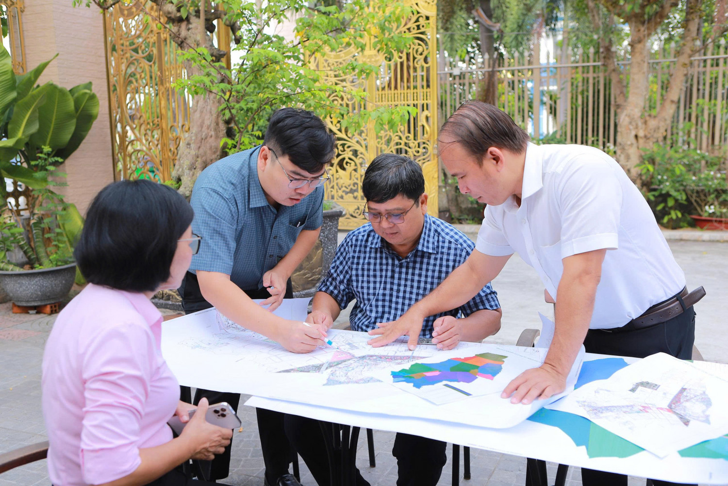 Lãnh đạo phường Bình Dương khảo sát thực tế phương án sắp xếp, sáp nhập khu phố