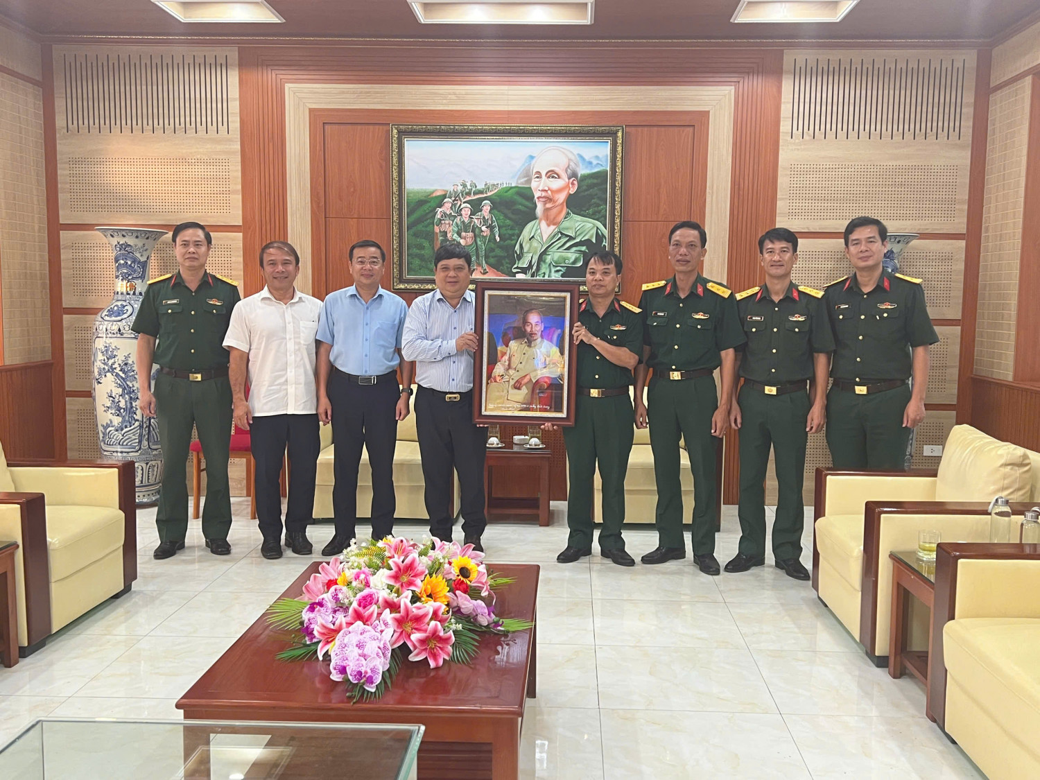PHƯỜNG BÌNH DƯƠNG THĂM LÀM VIỆC VỚI ĐẢNG ỦY, BAN CHỈ HUY LỮ ĐOÀN 98 CỤC TÁC CHIẾN ĐIỆN TỬ