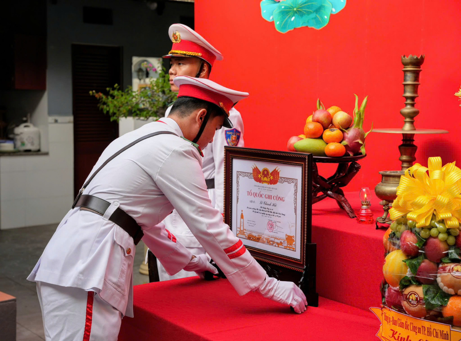 Lễ công bố các quyết định của Thủ tướng Chính phủ và trao Bằng “Tổ quốc ghi công” cho thân nhân liệt sĩ Lê Thanh Hải
